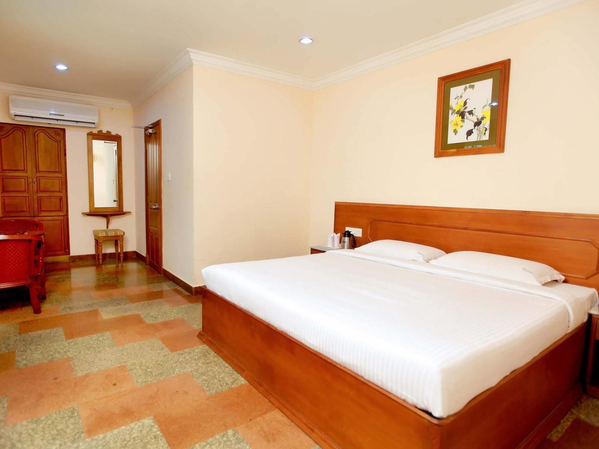 Grand Seasons Hotel Kochi Exterior foto